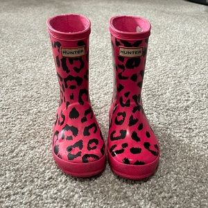 Pink cheetah print hunter boots!